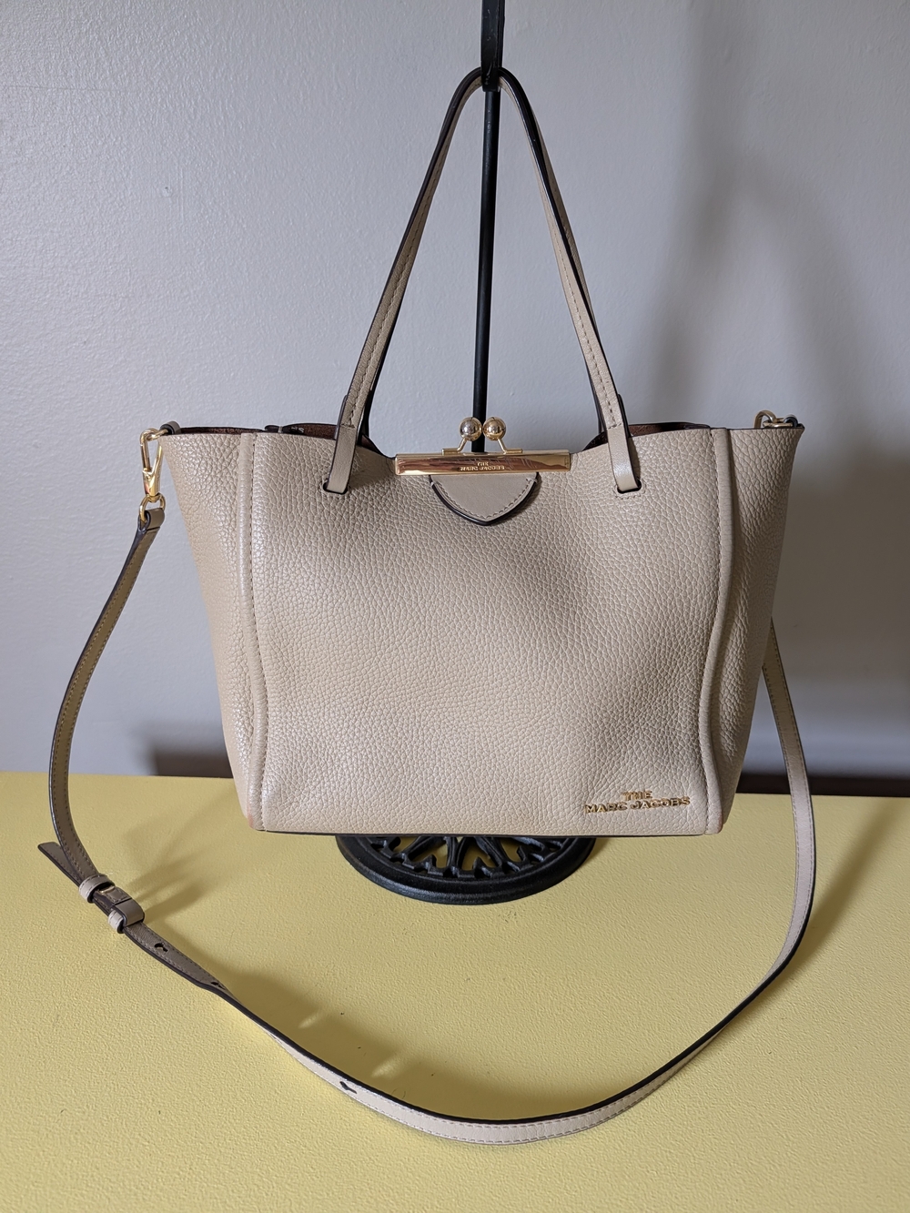 THE MARC JACOBS The Kiss Lock Leather Tote Bag Taupe Beige Crossbody